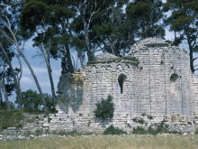 Ruines de l'église Saint-Geniest et pinède avoisinante