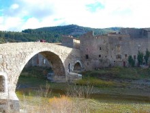 Pont faisant communiquer le village de Lagrasse et le quartier de l'Abbaye