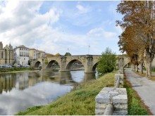Pont-neuf Qui Relie Les Deux Rives De L'aude Près De L'église Saint-martin  Limoux