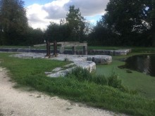 Ecluse à Sas De Choiseau, Située Sur Le Canal D'orléans  Coudroy