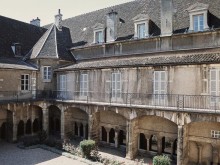 Ancien couvent des cordeliers, actuellement maison de négociant en vins et maison de retraite