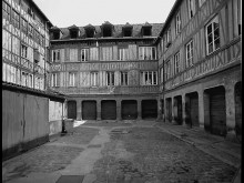 Filature Et Tissage De Laine, Fabrique Charles Houiller, Actuellement Immeuble à Appartements  Elbeuf