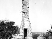 Lanterne Des Morts D'estrées  Saint-genou