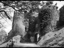 Restes Du Vieux Château Féodal  Cluis