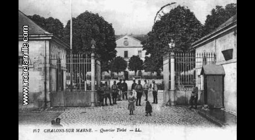 Abbaye de bénédictins Saint-Pierre-aux-Monts, puis quartier de cavalerie Saint-Pierre, puis quartier de cavalerie Tirlet, actuellement établissement administratif dit cité Tirlet à Châlons-en-Champagn