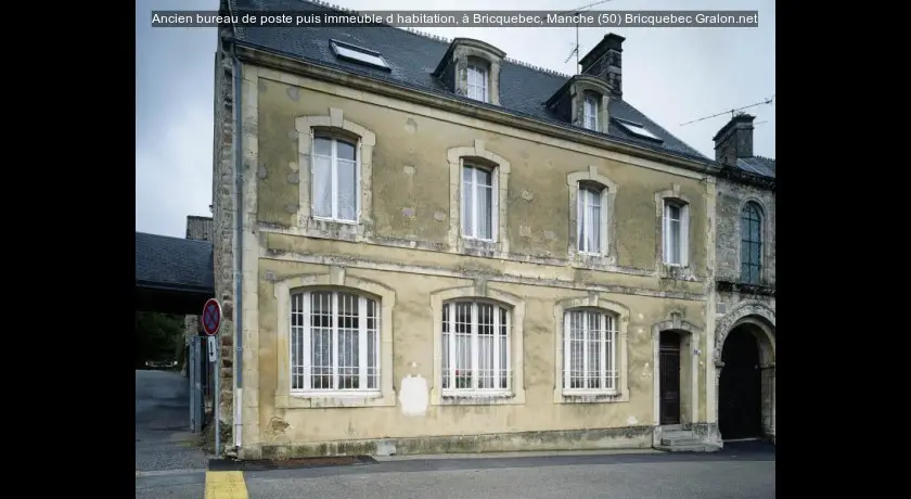 Ancien bureau de poste puis immeuble d'habitation, à Bricquebec, Manche (50)