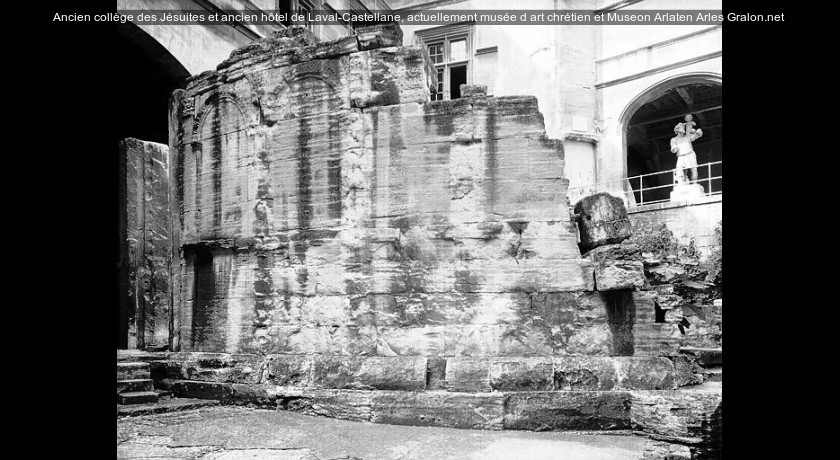 Ancien collège des Jésuites et ancien hôtel de Laval-Castellane, actuellement musée d'art chrétien et Museon Arlaten