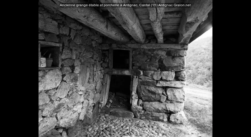 Ancienne grange étable et porcherie à Antignac, Cantal (15)