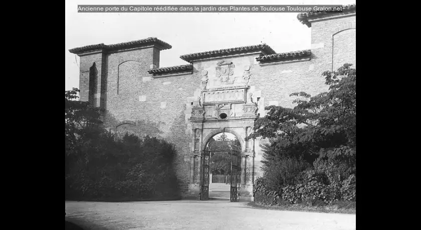 Ancienne porte du Capitole réédifiée dans le jardin des Plantes de Toulouse