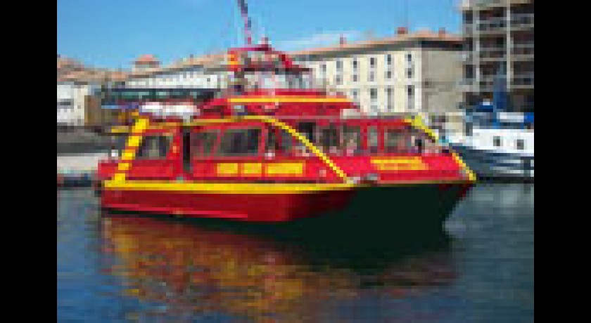 Catamaran aux coques transparentes