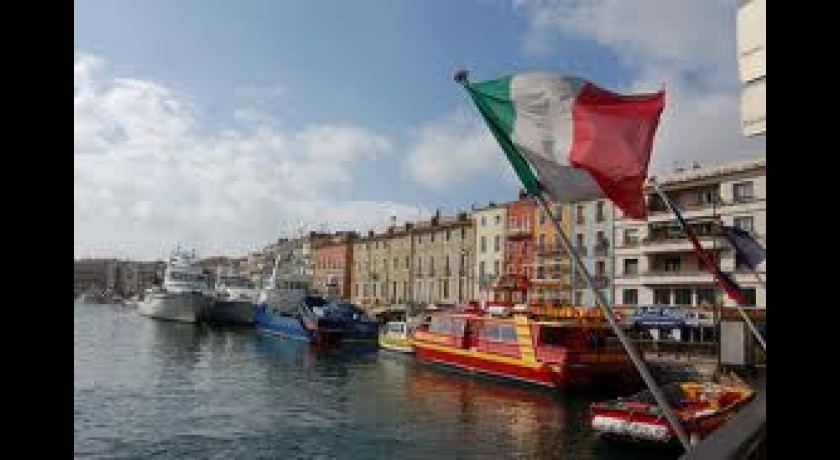 Catamaran aux coques transparentes