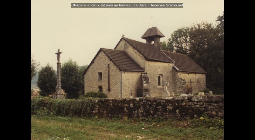 Chapelle et croix, situées au hameau de Barain