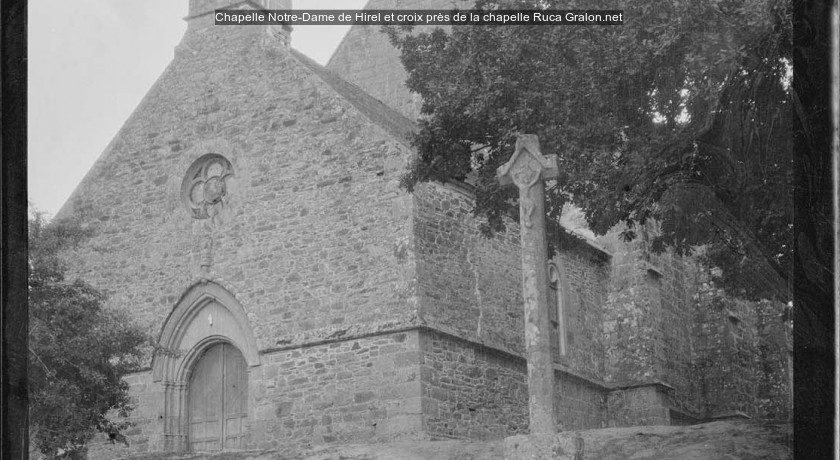 Chapelle Notre-Dame de Hirel et croix près de la chapelle