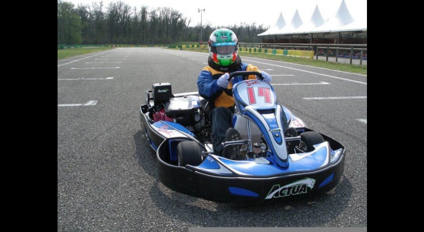 Circuit et compétition de karting à saint laurent de mure, rhône (69 ...
