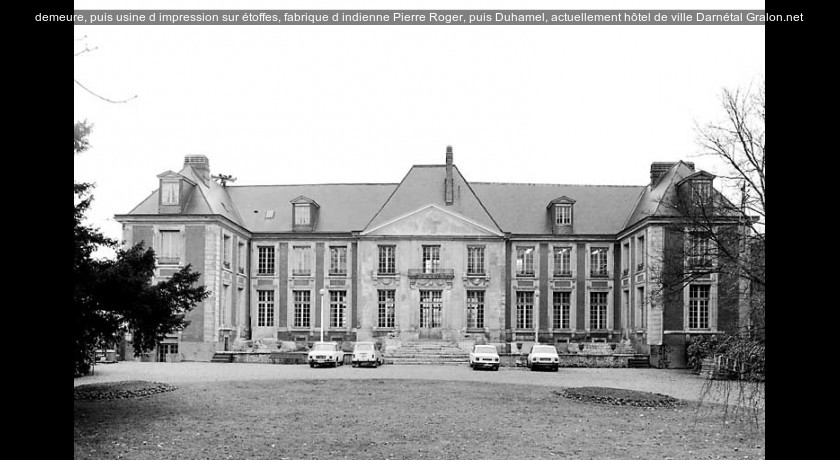 demeure, puis usine d'impression sur étoffes, fabrique d'indienne Pierre Roger, puis Duhamel, actuellement hôtel de ville