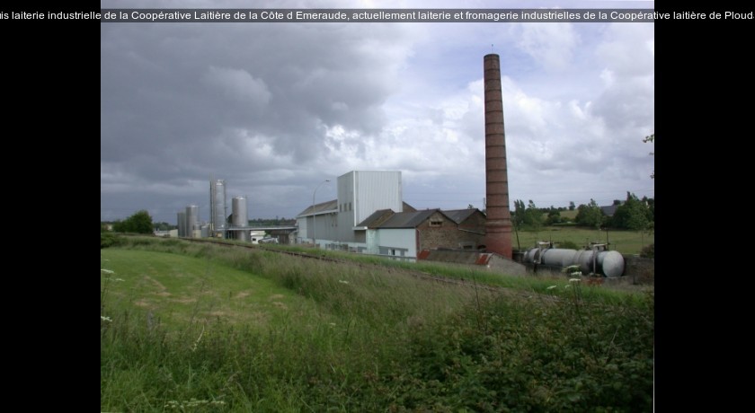 Distillerie de Plancoët, puis laiterie industrielle de la Coopérative Laitière de la Côte d'Emeraude, actuellement laiterie et fromagerie industrielles de la Coopérative laitière de Ploudaniel