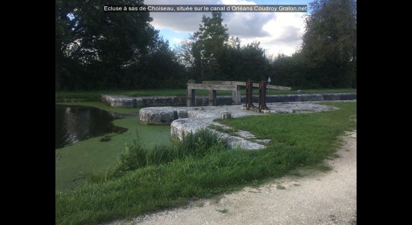 Ecluse à sas de Choiseau, située sur le canal d'Orléans