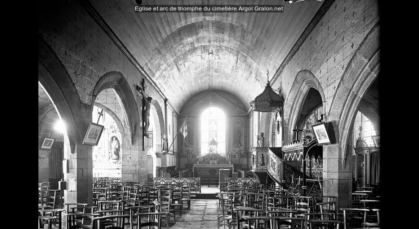 Eglise et arc de triomphe du cimetière