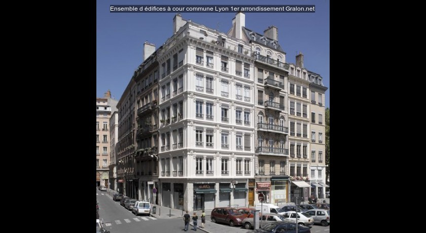 Ensemble d'édifices à cour commune