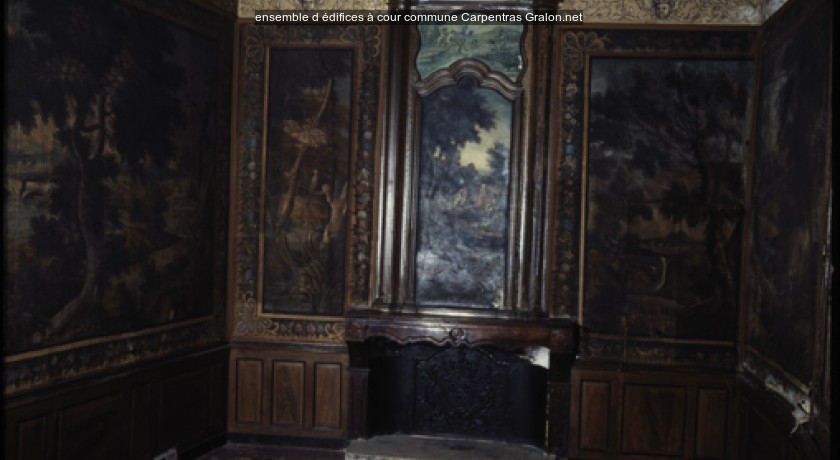 ensemble d'édifices à cour commune