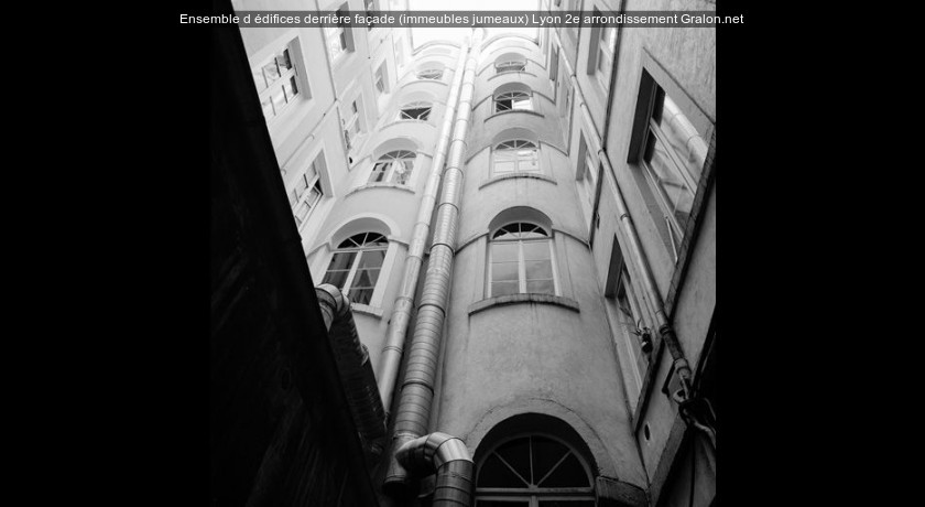 Ensemble d'édifices derrière façade (immeubles jumeaux)