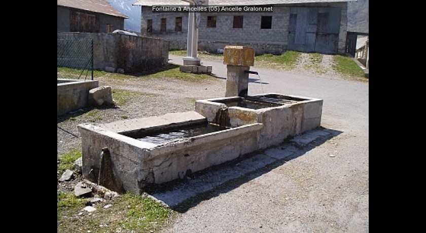 Fontaine à Ancelles (05)