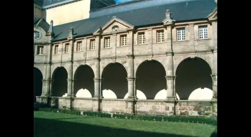 Galerie supérieure du cloître de Sainte-Anne d'Auray