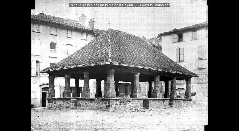 La halle de la place de la Mairie à Caylus, (82)