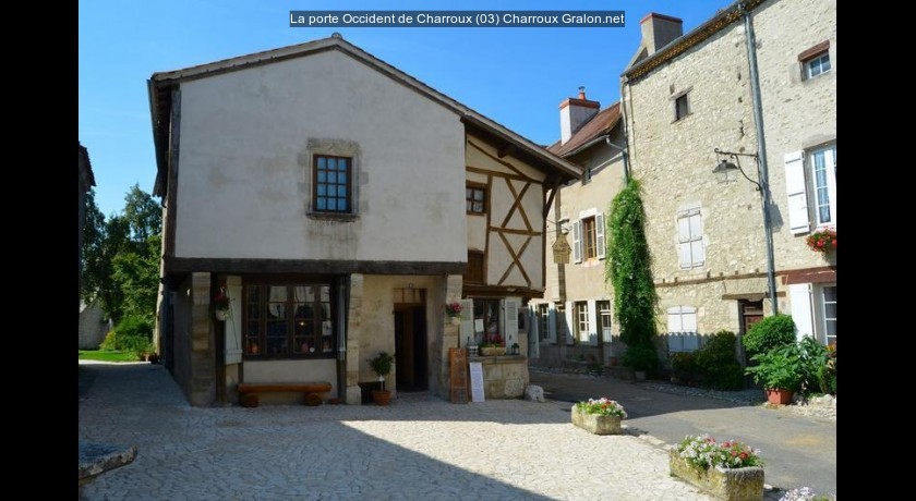 La porte Occident de Charroux (03)