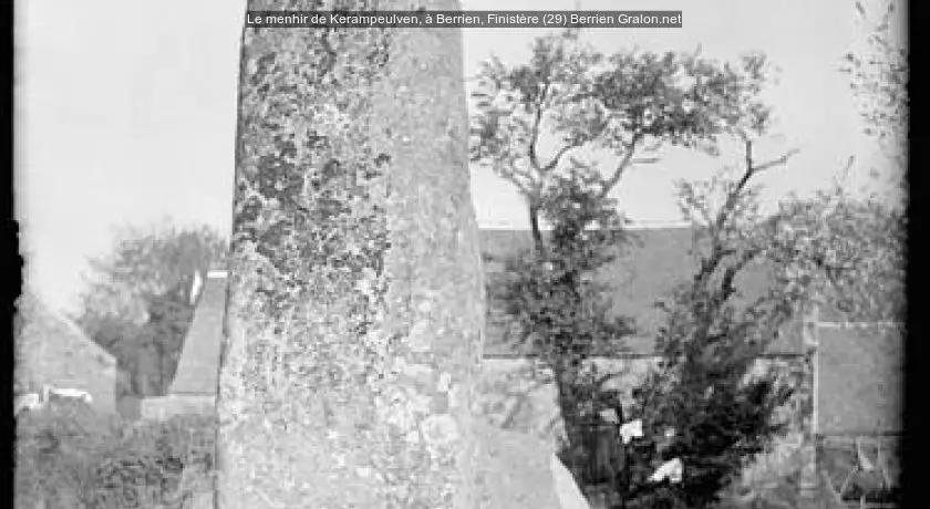 Le menhir de Kerampeulven, à Berrien, Finistère (29)