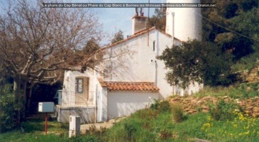 Le phare du Cap Bénat ou Phare du Cap Blanc à Bormes les Mimosas