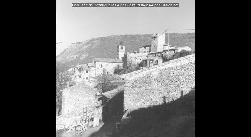 Le village de Bézaudun les Alpes