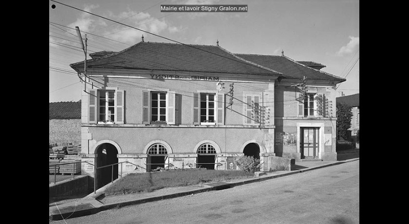 Mairie et lavoir Stigny tourisme