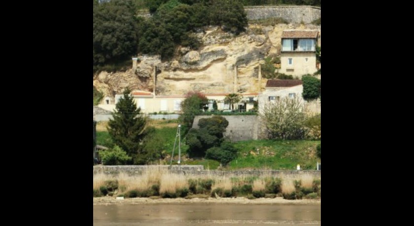 Maisons troglodytiques de la route de la corniche