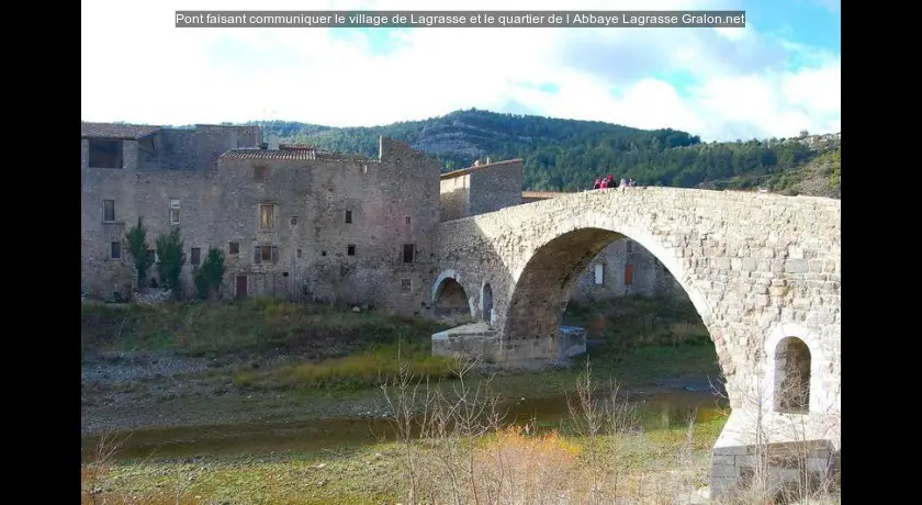 Pont faisant communiquer le village de Lagrasse et le quartier de l'Abbaye