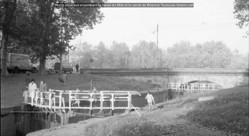 Ponts jumeaux enjambant le canal du Midi et le canal de Brienne