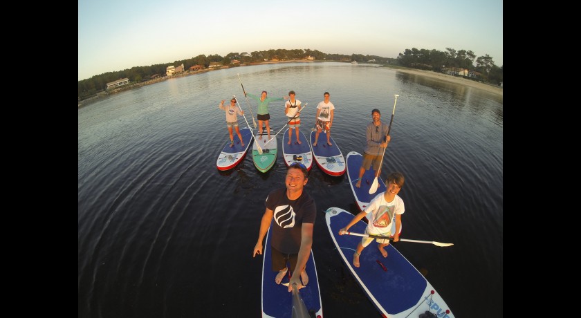Stand-Up Paddle sur le lac et le courant
